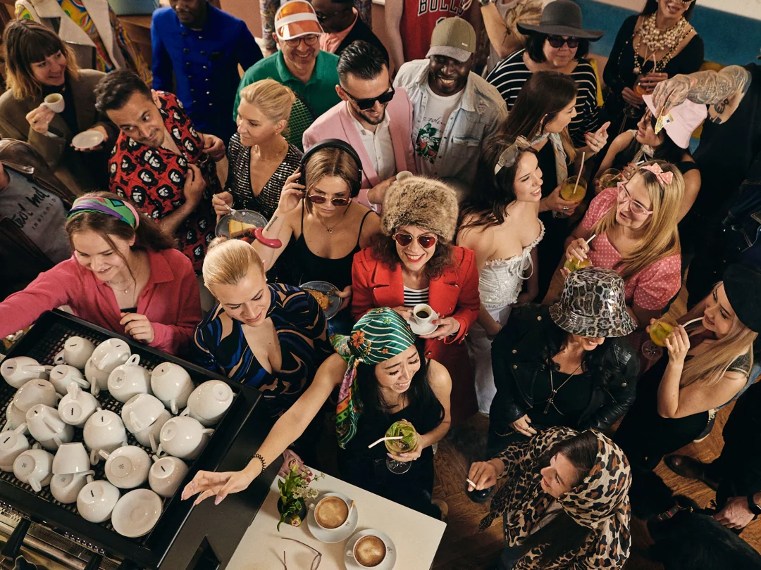 fzey für SETS Berlin - Ansicht 2 Teamfoto im Cafe