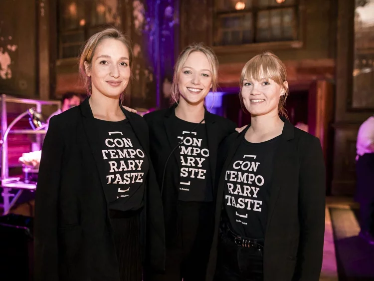 Drei der großartigen Servicekräfte von Berlin Cuisine mit unseren Shirts